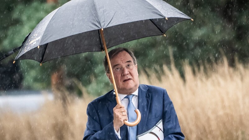 Über Armin Laschet tun sich dunkle Wolken auf. Der CDU-Chef ringt um sein politisches Überleben.