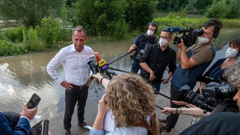 Bayerns Umweltminister Thorsten Glauber (Freie Wähler) stellte im Juli in Weltenburg den Kabinettsentscheid für den Polder "Wörthhof-groß" vor. Seitdem warten die Betroffenen auf nähere Informationen.