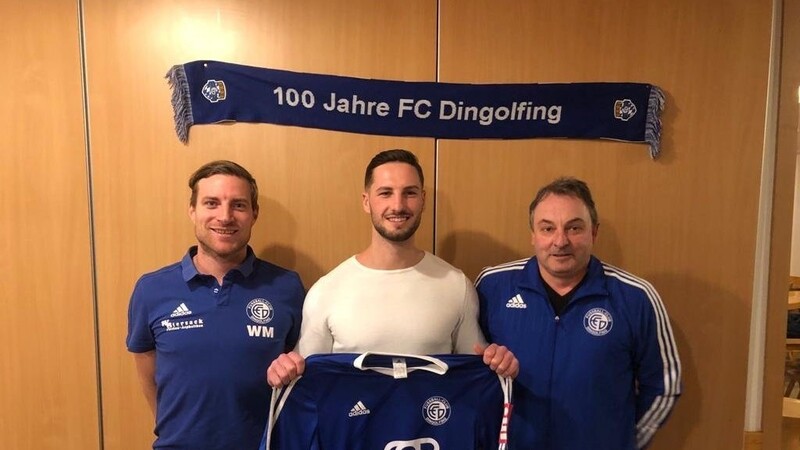 Die beiden FCD-Verantwortlichen Manuel Wimmer und Konrad Johann freuen sich über die Rückkehr von Adrian Gahabka.
