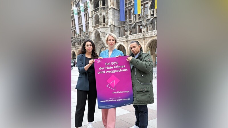 Nesrin Gül, Bürgermeisterin Katrin Habenschaden und Alexander Adler mit einem Plakat, das in den nächsten Wochen an noch mehr Stellen in München zu finden sein wird.