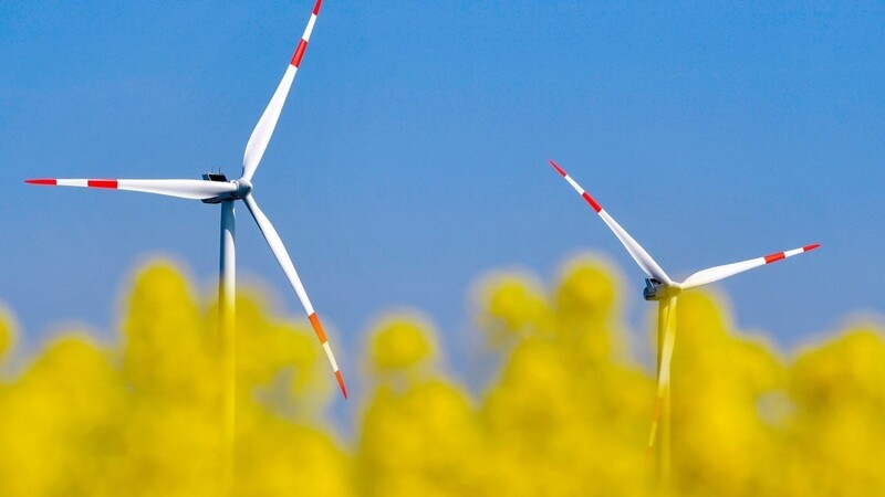 Ministerpräsident Markus Söder möchte in den nächsten zehn Jahren mindestens 600 neue Windkraftanlagen im Freistaat errichten lassen. (Symbolbild)