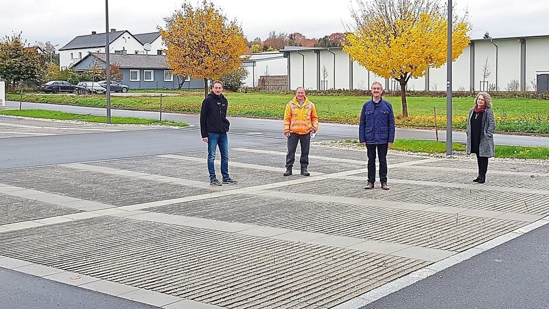 Freigegeben ist der neue Parkplatz "Am Bahnhof": (von links) Bauamtsleiter Stefan Krausenecker, Bauhofleiter Heribert Roithmeier, Bürgermeister Herbert Blascheck und Städteplanerin Ulrike Färber.