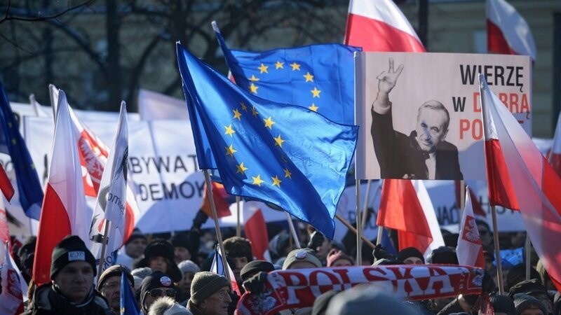 Menschen protestieren während einer Veranstaltung der polnischen Bürgerwehr KOD (Komitee zur Verteidigung der Demokratie) am 23. Januar 2016 im polnischen Warschau.