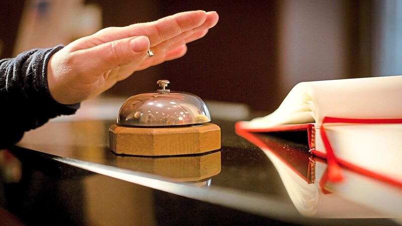 An vielen Rezeptionen fehlen die Mitarbeiter. "Der Gast merkt davon nichts", sagt die Vorsitzende des Hotelvereins Kathrin Fuchshuber.