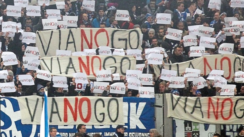 Bei einem Schalke-Spiel demonstrieren Fans gegen die Ticketplattform Viagogo.