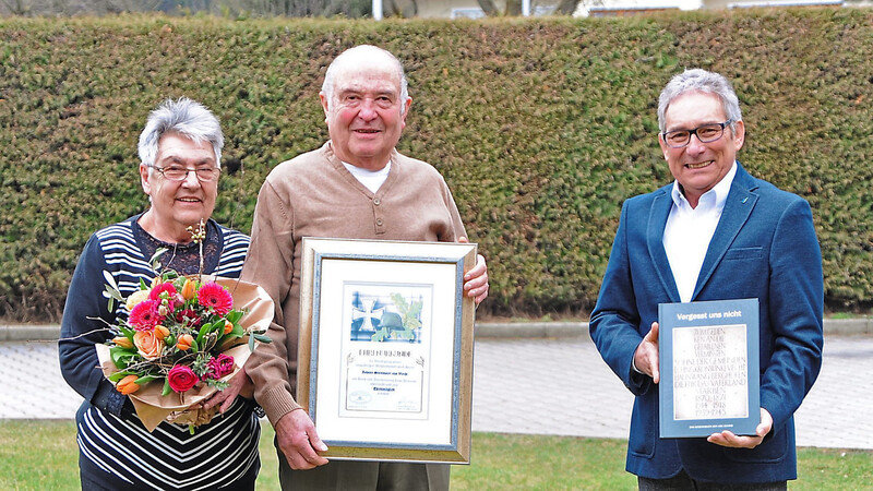 KSK-Vorsitzender Richard Baumgartner gratulierte Johann Steinmaier zum 80. Geburtstag.