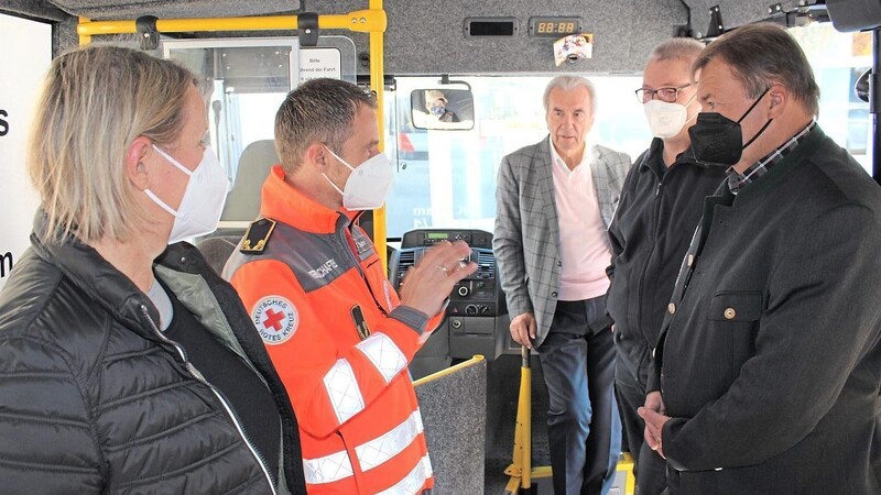 Tobias Muhr (Zweiter von links), Leiter des Katastrophenschutzes, erläuterte die Multifunktionalität des Busses.