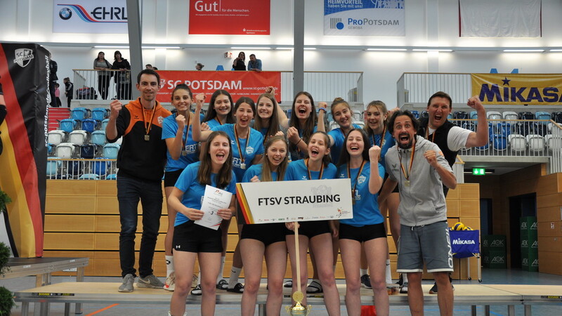 Große Freude: Die Volleyball-Talenten des FTSV Straubing und ihre Betreuern durften sich nach leidenschaftlichem Kampf über Platz drei bei den deutschen U 18-Meisterschaften in Potsdam freuen.