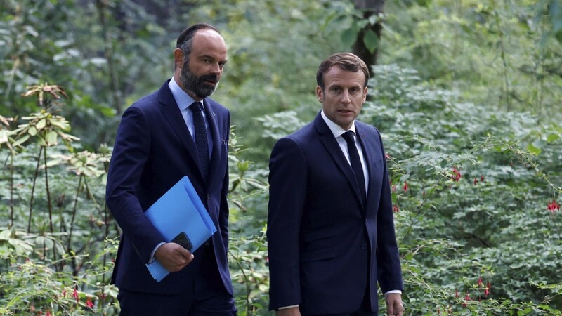 Frankreichs Präsident Emmanuel Macron (r.) hatte Regierungschef Édouard Philippe (l.) im Juli 2020 aus unbekannten Motiven entlassen.