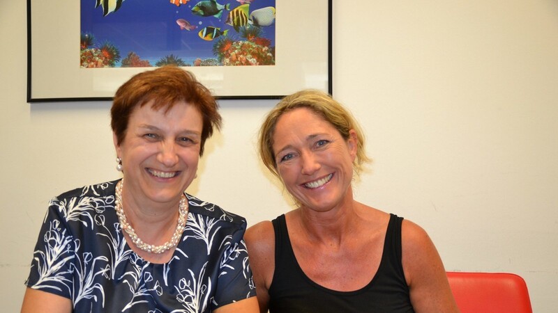 Elke Klasen (rechts) und Rita Hilmer vom Amt für Soziale Dienste in Straubing erklären, was "Wohnen für Hilfe" bedeutet.
