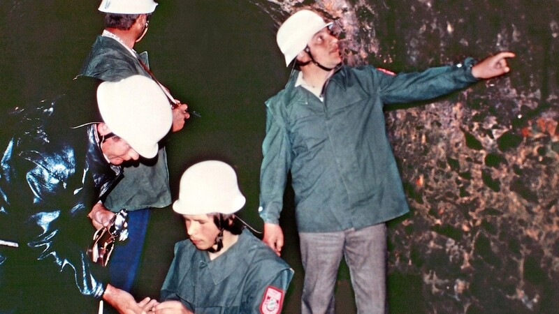 Hans Wallner (rechts) ist der letzte noch lebende Treffelsteiner, der 1975 im unterirdischen Stollen war.