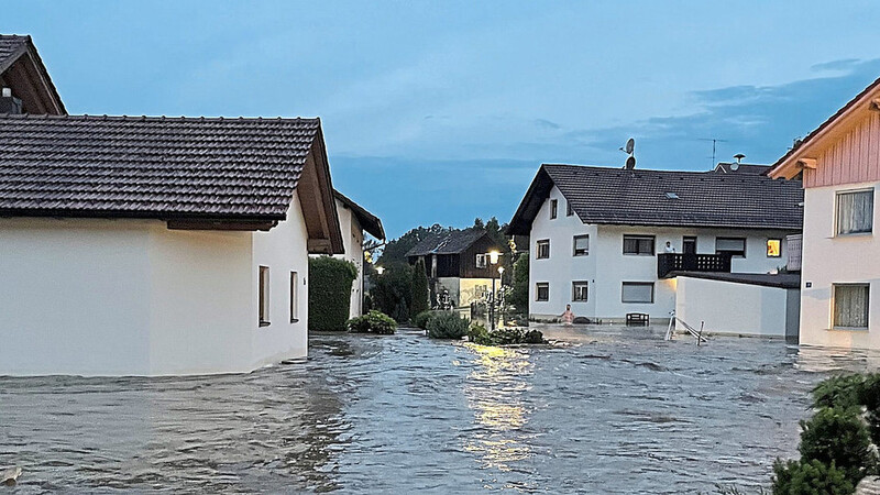 In Steinburg, Gemeinde Hunderdorf, trat der Bogenbach sehr schnell über die Ufer und überschwemmte den gesamten Ortskern.