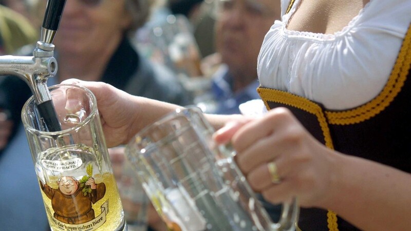 Ab 11 Uhr werden die Krüge am Bierbrunnen vor dem Münchner Brauerhaus wieder mit kostenlosem Bier gefüllt.