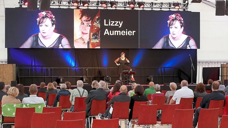 Auch wenn der Besuch an den ersten Tagen der Kabaretttage im "Hangar 007" noch recht überschaubar geblieben ist, so sind Künstler wie Lizzy Aumeier sehr froh, überhaupt wieder live auftreten zu können.