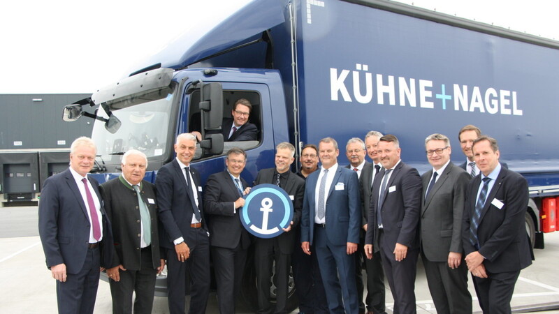 Bundesverkehrsminister Andreas Scheuer (im LKW) hielt die Festrede bei der offiziellen Eröffnung der neuen Speditionsniederlassung von Kühne und Nagel.