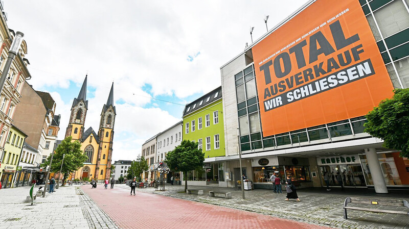 Mit neuen Konzepten will Bundeswirtschaftsminister Peter Altmaier die öden Fußgängerzonen deutscher Städte wieder attraktiver machen. Dabei setzt er auch auf Online-Shopping.