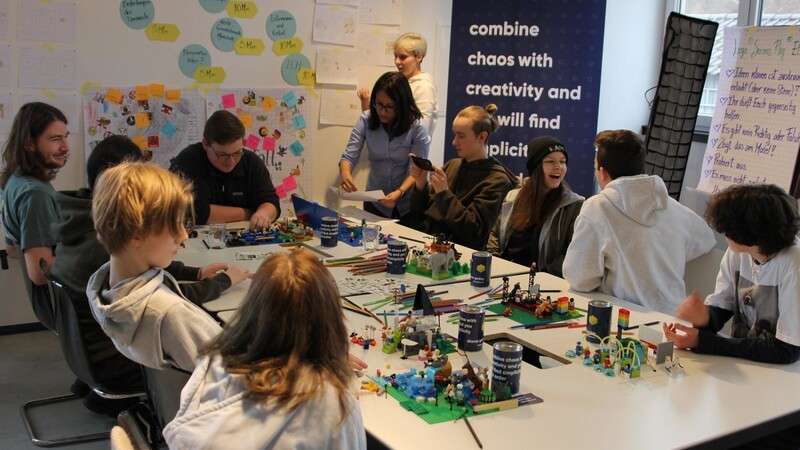 Diana Godoy (Mitte, stehend) führte die Jugendlichen durch den Workshop - beim Legobauen hatten sie viel Spaß.