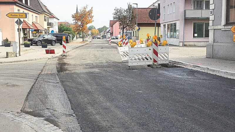 Einmal noch wird asphaltiert, dann ist die Sanierung der Staatsstraße 2074 zwischen Wörth und Kronwieden bis auf einige Restarbe
