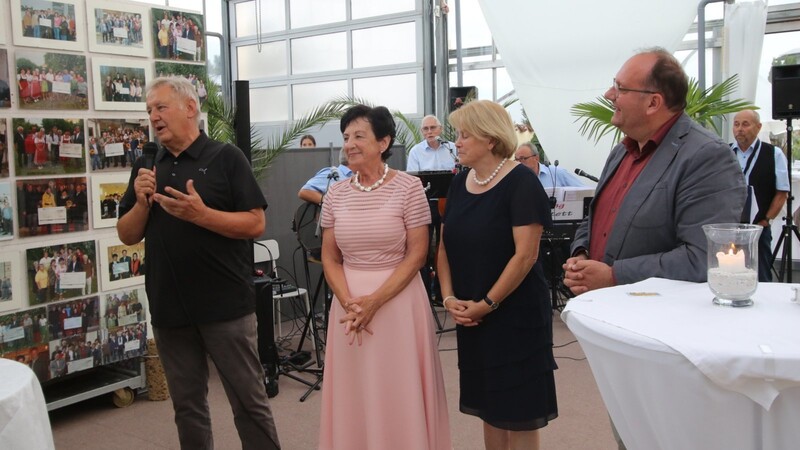 Ingrid Prebeck ( Zweite von links) feierte mit vielen Gästen und Bernhard Krempl, Barbara Unger und Herbert Lichtinger (von links) die unglaubliche Spendensumme von 200 000 Euro, mit der viel Gutes bewirkt wurde.