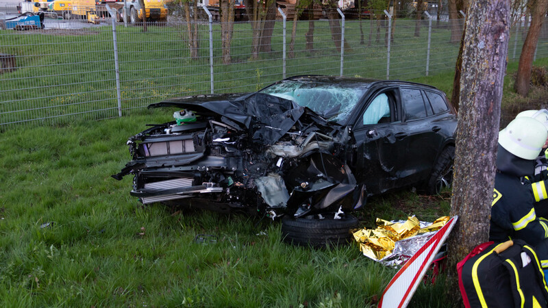 Der Volvo wurde bei dem Unfall komplett demoliert, auch die Leitplanke trug einigen Schaden davon.