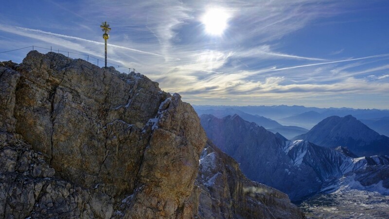 Das Gipfelkreuz auf der Zugspitze. Der Berg ist mit 2962 Metern über dem Meeresspiegel der höchste Deutschlands.
