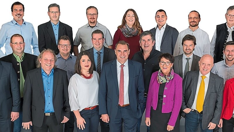Die 20 Kandidaten der Freien Wähler Rottenburg für die Stadtratswahl am 15. März zusammen mit Bürgermeisterkandidat Alfred Holzner (Mitte).