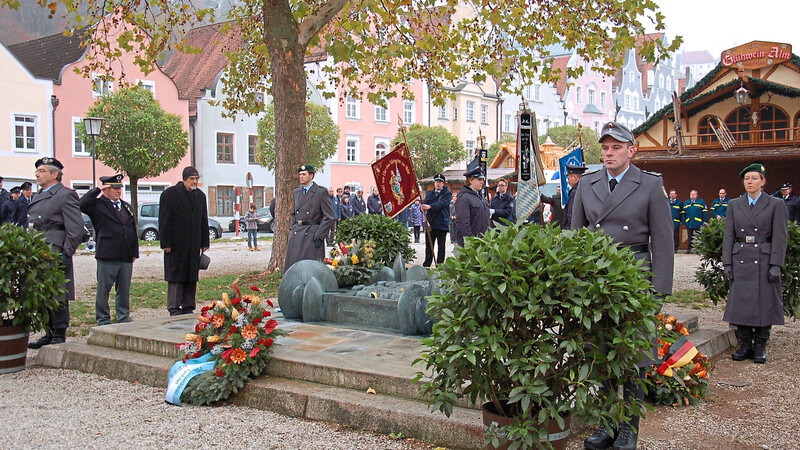 Oberbürgermeister Alexander Putz legte im Gedenken an die Kriegstoten der zwei Weltkriege einen Kranz in der Freyung ab.