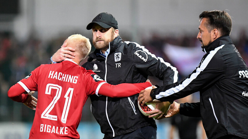 Umkämpftes Derby: die SpVgg Unterhaching gegen den TSV 1860, hier Hachings Sascha Bigalke (li.) und Löwen-Trainer Daniel Bierofka (Mi.).