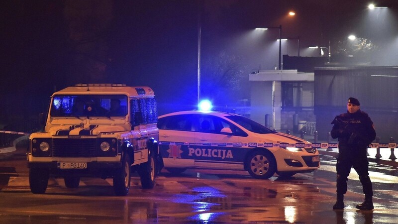 Die Polizei sichert das Gebiet um die US-Botschaft in Montenegro ab.