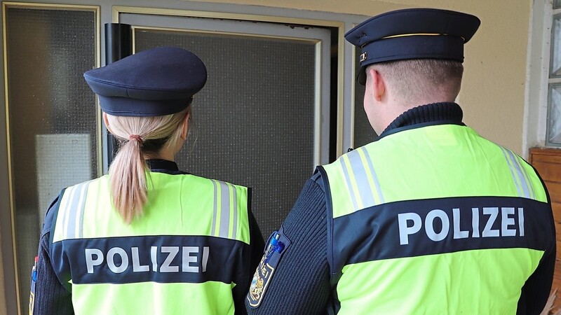 Junge Beamte der Bereitschaftspolizei Eichstätt werden am Donnerstag im Gebiet der Moosburger Polizei unterwegs sein und an den Haustüren über die Gefahr von Wohnungseinbrüchen informieren.
