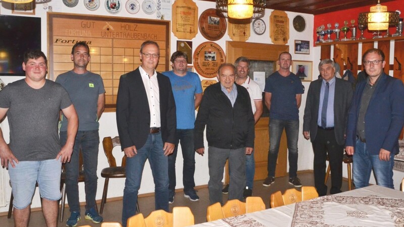 Unter Leitung von Martin Stoiber und Karl Holmeier (von rechts) wurde die Vorstandschaft des Ortsverbandes mit Johann Jobst (Dritter von links) an der Spitze gewählt.