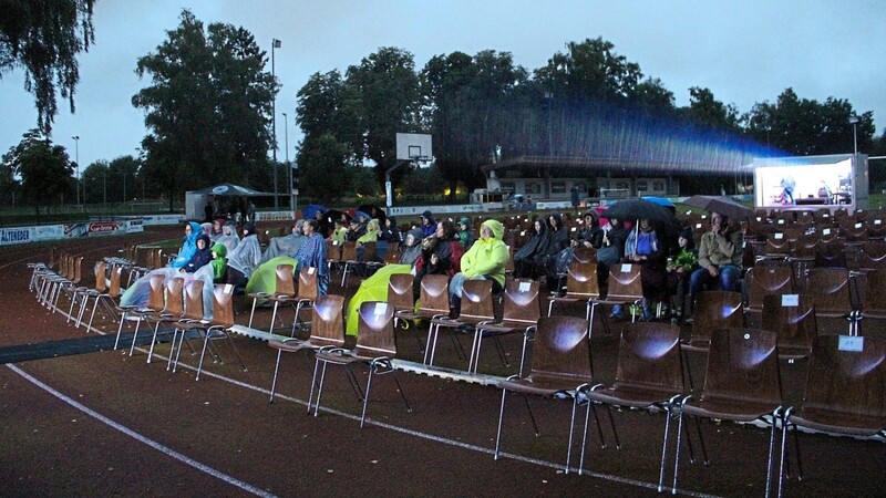 Wegen des Wetters kamen nur wenige Besucher zur ersten Vorstellung des Open-Air-Kinos im Osterhofener Stadion.
