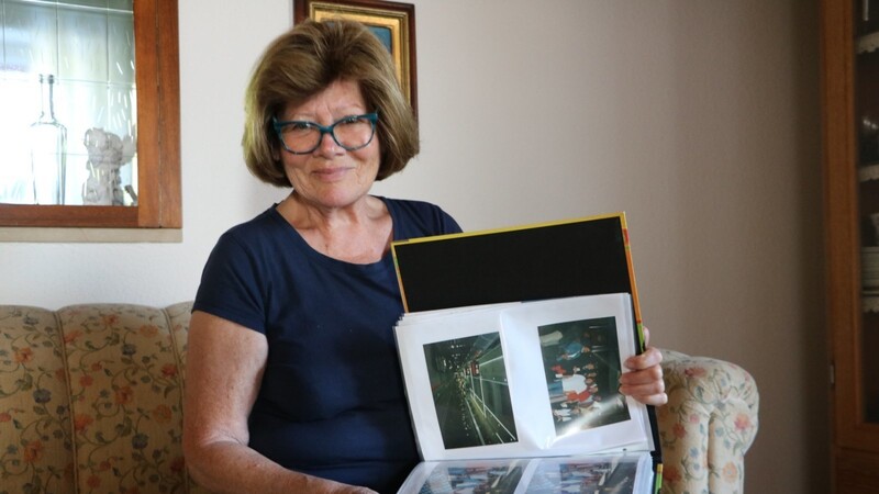 Auch zuhause in Altdorf erinnert sich Roswitha Wernthaler gerne an ihre Reisen. Die vielen Stationen hat die 74-Jährige sorgfältig in ihren Fotoalben dokumentiert.