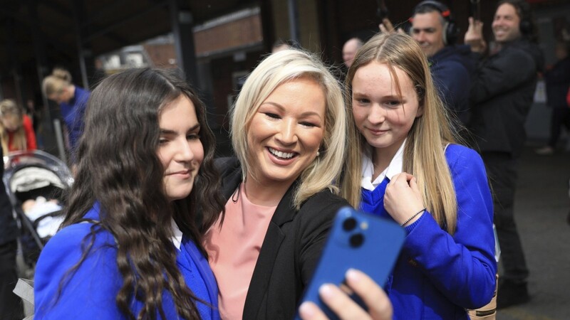Michelle O'Neill macht ein Selfie mit zwei jungen Frauen. Die Vorsitzende der Partei Sinn Féin gibt sich derzeit volksnah.