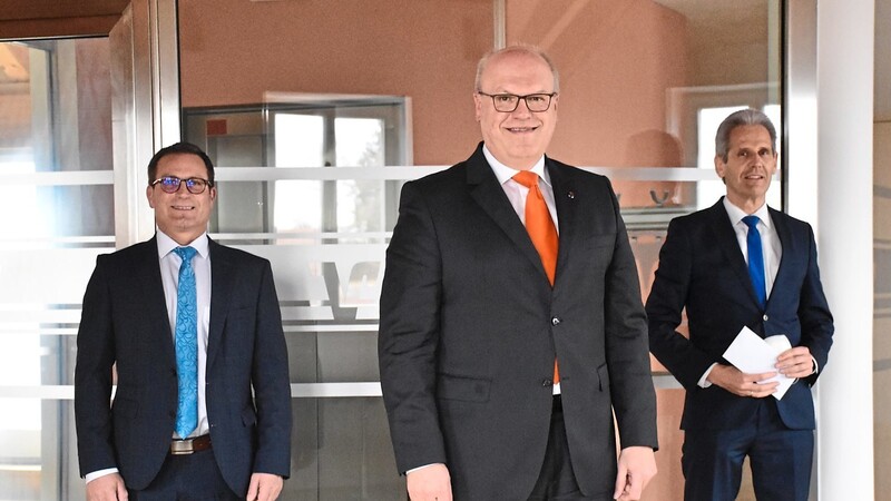 Im Februar wurde der Kreisvorstand neu gewählt: Andreas Antholzer von der VR-Bank Altdorf-Ergolding (Mitte) ist der neue Vorsitzende, Ludwig Fischmann von der VR-Bank Isar-Vils (links) neuer Vize. Der bisherige Vorsitzende Josef Müller (rechts), ebenfalls von der VR-Bank Isar-Vils, wurde mit einem Geschenk verabschiedet.