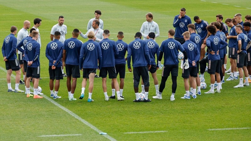 Lauschen den Worten von Bundestrainer Hansi Flick: Die DFB-Auswahl bereitet sich auf das Duell mit England vor.