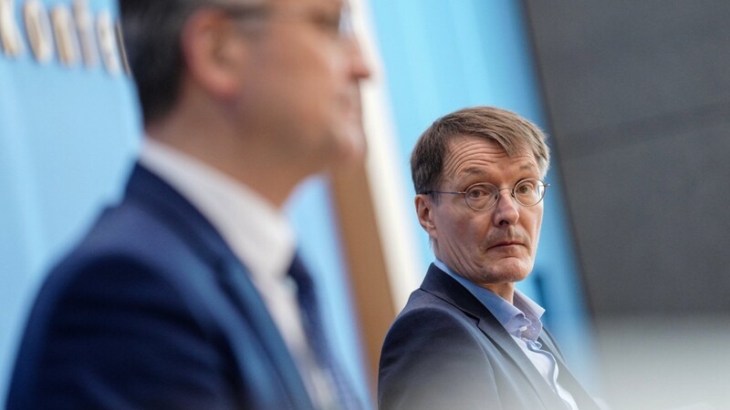 Bundesgesundheitsminister Karl Lauterbach (SPD, r.) entzieht RKI-Chef Lothear Wieler (l.) wichtige Entscheidungsbefugnisse.