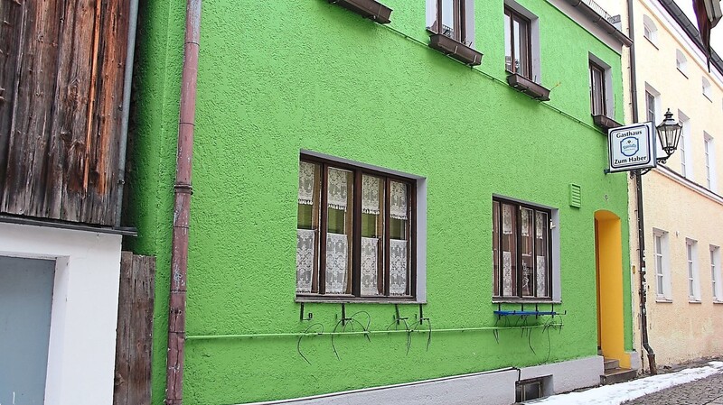 Seit vielen Jahrzehnten ist die Kultkneipe "Zum Haber" in dem Gebäude in der Peter-Griesbachergasse beheimatet. Nun steht es zum Verkauf.