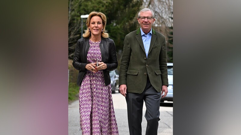 Landeshauptmann Wilfried Haslauer und seine Frau kommen zur Stimmabgabe. Der Konservative ist seit 2013 Regierungschef