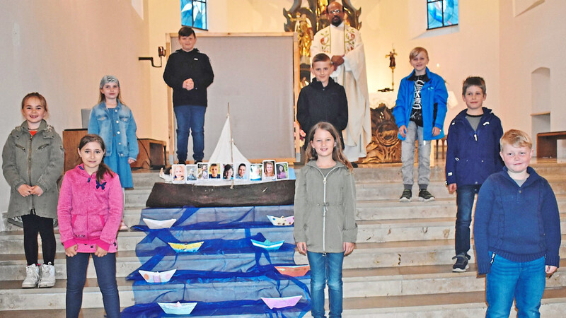 Die Kommunionkinder stellten sich im Beisein von Pfarrer Alexander vor. Als Motto wählten sie heuer das "Schiff".