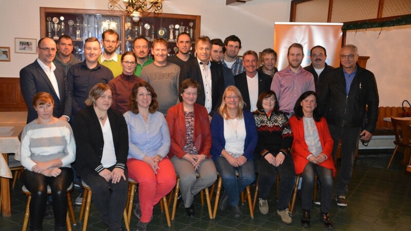 Die Kandidaten der Freien Wähler. Mit im Bild Bürgermeisterkandidat Josef Ederer (Zweite Reihe rechts).  Foto: Platzer