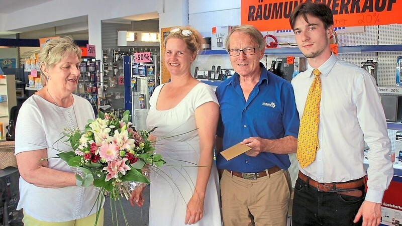 Jürgen Kögler mit seinen Kindern Melanie und Jürgen junior bedankte sich bei seiner langjährigen Mitarbeiterin Frau Künzel für 43 Jahre Firmentreue.