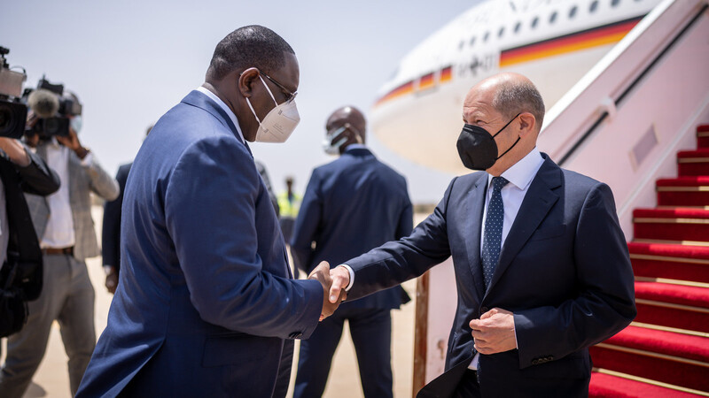 Bundeskanzler Olaf Scholz (r., SPD), wird von Macky Sall, Präsident der Republik Senegal mit militärischen Ehren am Flughafen begrüsst. Dakar ist die Erste Station der Afrika-Reise von Bundeskanzler Olaf Scholz.