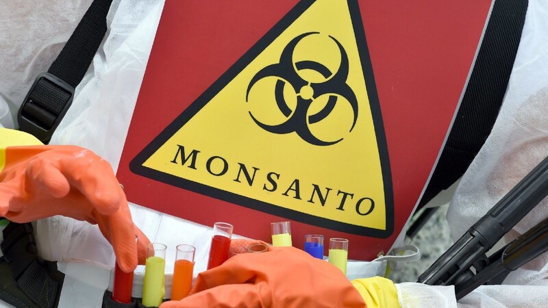 Seit Jahren protestieren Ärzte und Umweltschützer gegen den US-Agrarkonzern, der glyphosathaltige Spritzmittel unter dem Markennamen Roundup auf den Markt bringt.