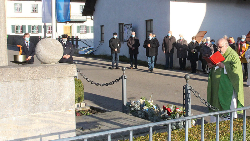 Domkapitular Reinhold Föckersperger am Kriegerdenkmal.