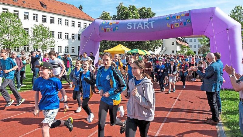 Knapp 800 Läuferinnen und Läufer sind am Samstagmorgen unter dem Blick von Oberbürgermeister Alexander Putz (rechts) auf die Strecke gegangen.