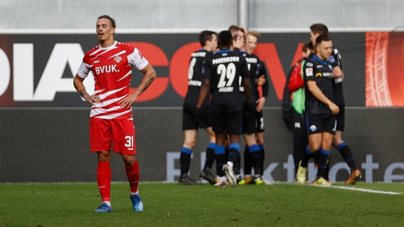 Enttäuschung bei den Kickers: Würzburg (vorne Rolf Feltscher) verliert sein Auswärtsspiel beim SC Paderborn.
