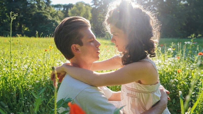 Man weiß von seiner "Begabung zur Liebeslust": Im neuen Film lebt Felix Krull (Jannis Niewöhner) sein Talent mit Zaza (Liv Lisa Fries) aus.