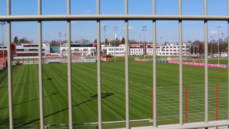 Leere Fußballplätze, deutschlandweit! Aber wie lange noch? Schließlich geht es auch für die Profis irgendwann ums Geld.