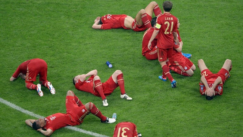 Kollektive Trauer: Die Bayern-Stars hadern mit dem Schicksal, nachdem sie im eigenen Stadion das Finale gegen Chelsea verloren haben.